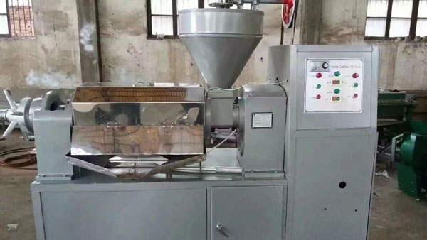 兩臺120型榨油機發(fā)往港口出口國外 兩臺120型榨油機發(fā)往港口出口國外